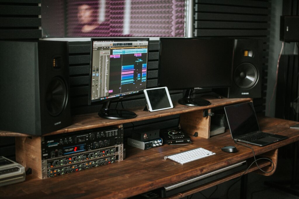 ลำโพง monitor studio รู้จักให้ลึก เลือกให้ถูก เสียงถึงใจคนทำเพลง